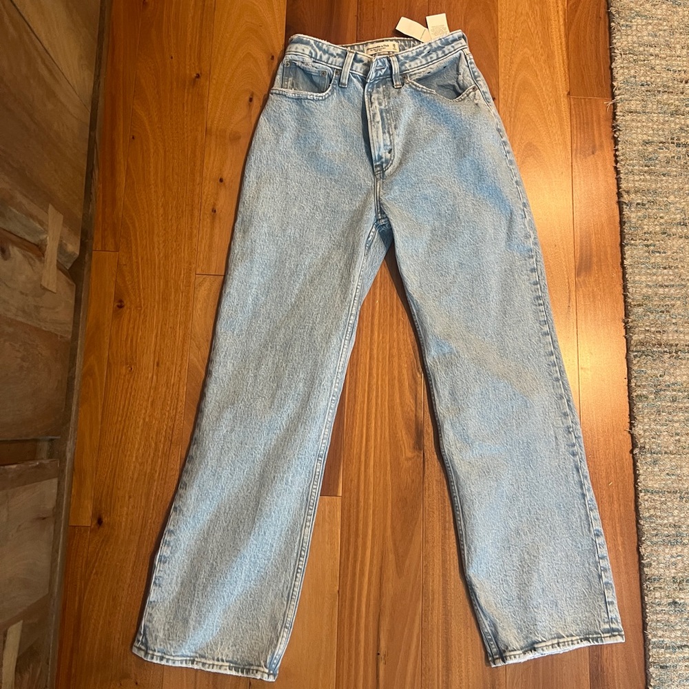 90s relaxed jean light wash curve love